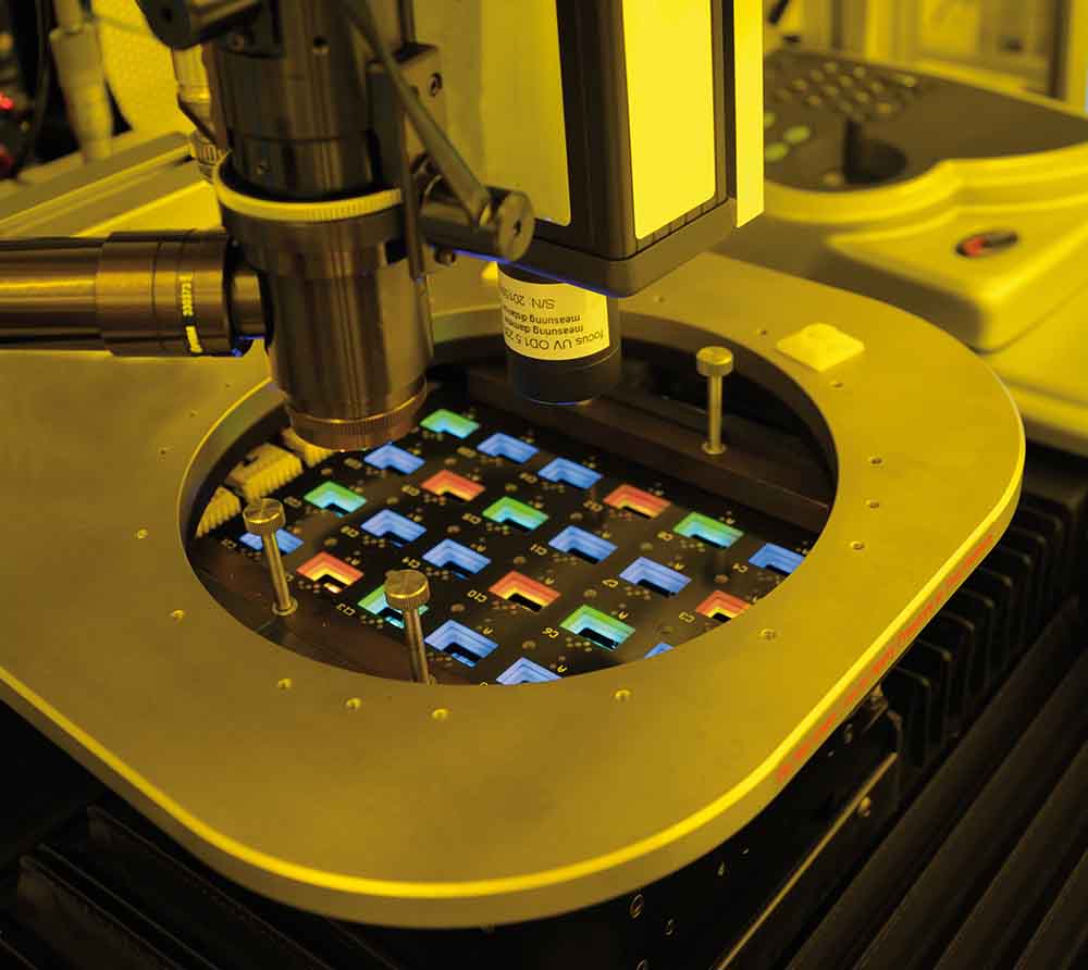 Die Entwickler vom Fraunhofer-Institut FEP in Dresden schmelzen organische Farb-Mikrobildshcirme mit dem elektronenstrahl. Foto: Fraunhofer FEP
