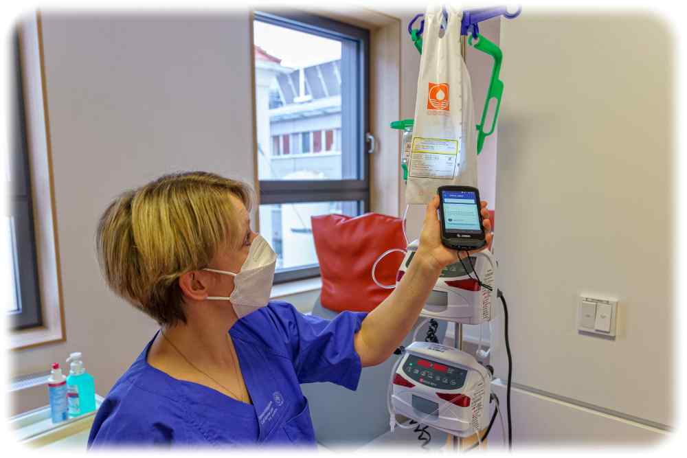 Eine Pflegerin scannt in der Uniklinik Dresden mit einem mobilen Gerät den Code eines Krebsmedikaments. Foto: Marc Eisele füpr das UKD