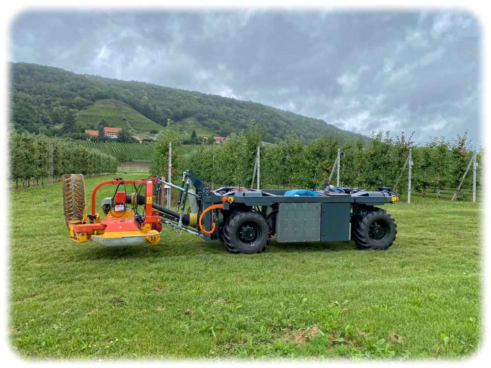 Der Elwobot trägt auf den Versuchsflächen in Dresden-Pillnitz ein Mäh- und Mulch-Gerät. Foto: Burkhard Lehmann für das LfULG