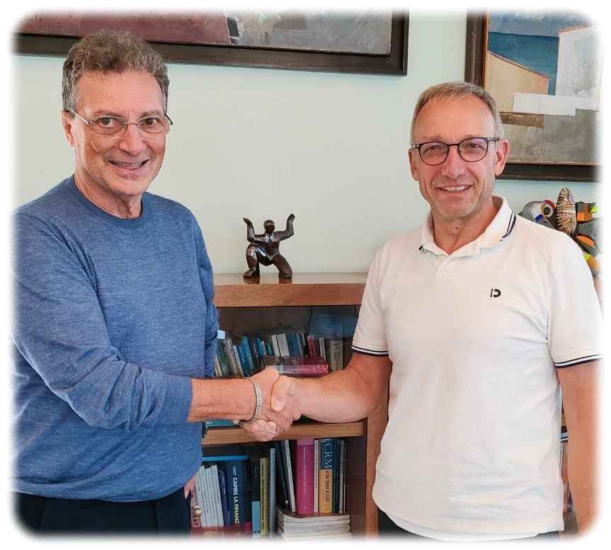 Präsident Antonio Zaffarami von Elea S.P.A. und Prof. Harald Kuhn vom Fraunhofer-Institut Enas besiegeln die Kooperation im Chiptestzentrum TRC in Chemnitz. Foto: Eles