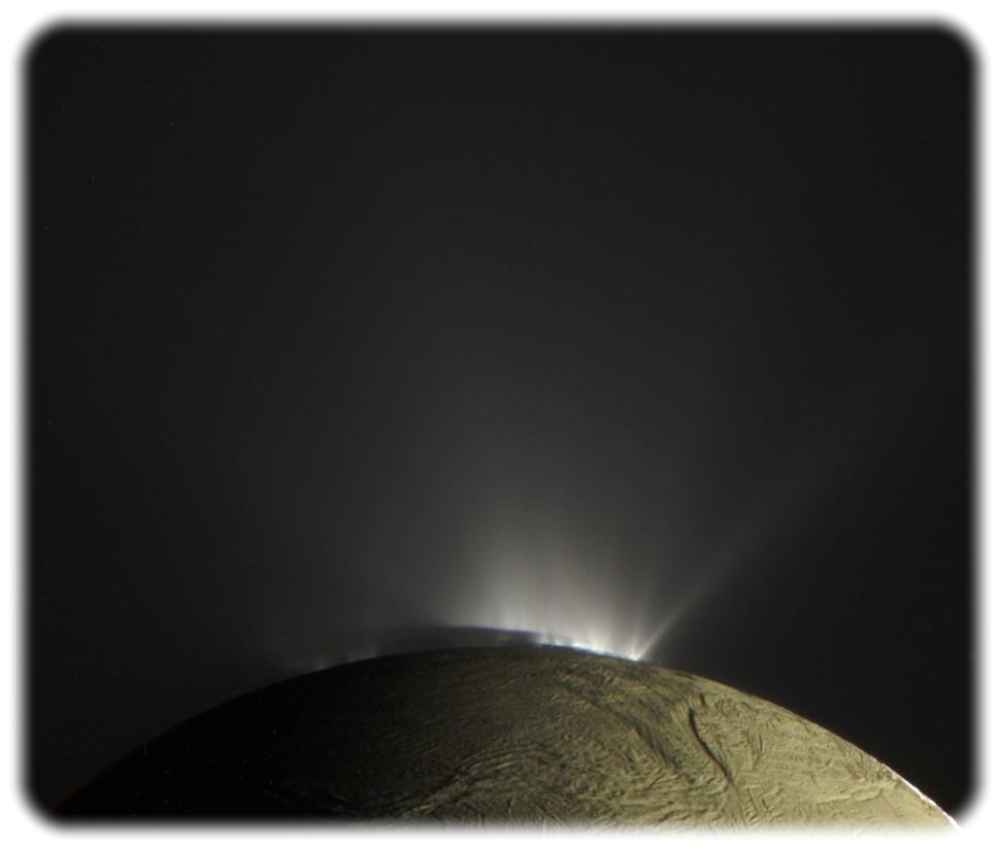 Aus Rissen in der Eiskruste des Enceladus schießen cryo-vulkanische Eisfontänen ins All hinaus. Die Eispartikel entstehen aus dem globalen Ozean, der sich unter der einige Kilometer mächtigen Eiskruste befindet. Bild: NASA / JPL-Caltech / SSI / Kevin M. Gill