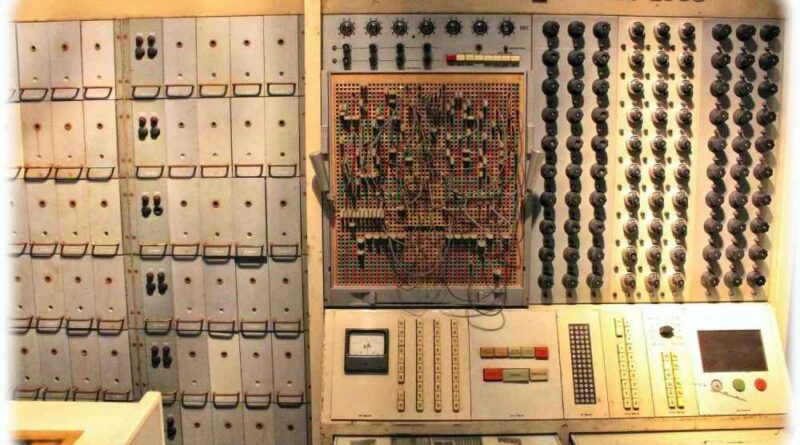 Der Analogcomputer Endim 2000 aus Glashütte, heute ausgestellt in den Technischen Sammlungen Dresden. Foto: Heiko Weckbrodt