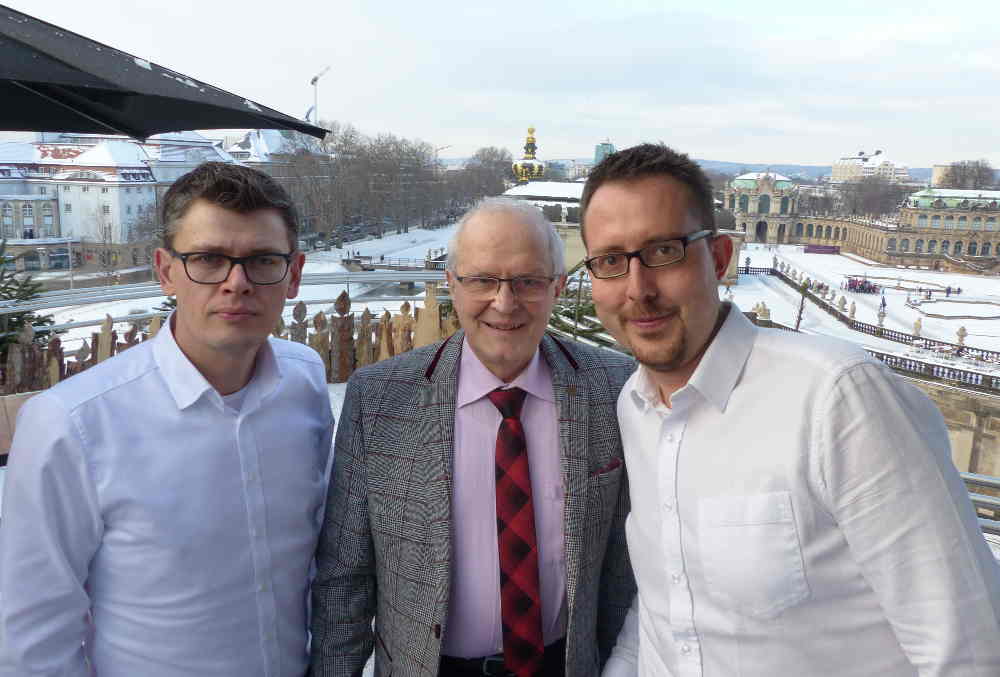 Energiehaus-Mitgründer Christian Rietschel zwischen den heutigen Vorständen Ronny Leszkiewicz (links) und Sebastian Brandt. Foto: Medienkontor