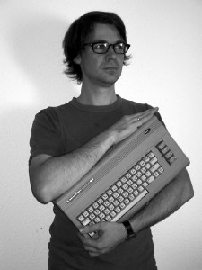 Enno Coners und sein alter Heimcomputer. Abb.: CSW-Verlag