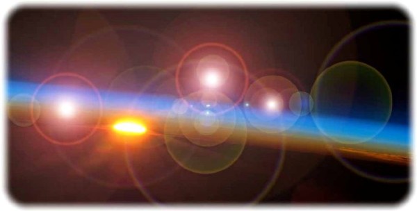 Wenn Protonen und andere schwere geladene Teilchen in der Erdatmosphäre mit Energien von ca. einer Billion Elektronenvolt aufeinandertreffen, entsteht alle acht Sekunden ein Higgs-Superteilchen. Foto (bearbeitet): NASA