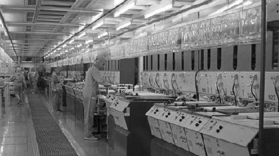 Chipproduktion im VEB Mikroelektronik Erfurt 1989. Abb.: Hirndorf, Bundesarchiv, Wikipedia