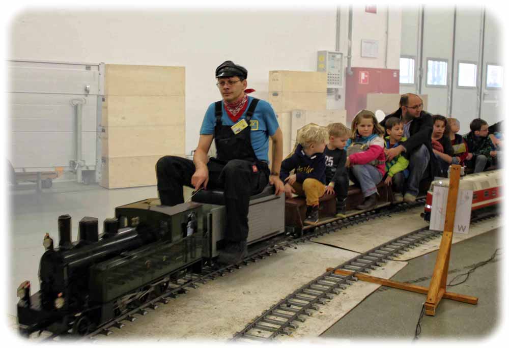 Die Mitfahrt auf den von Echtdampflokomotiven gezogenen Zügen ist für die Kinder der Höhepunkt eines jeden Messebesuches. Foto: Peter Weckbrodt