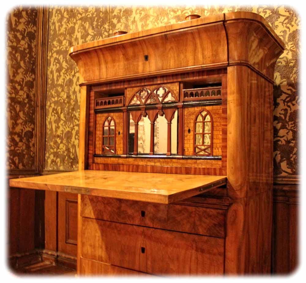 Im Gegensatz zu vielen sächsischen Schlössern sind auf Schloss Friedensstein wertvolle alte Möbel. wie dieser Schreibsekretär von 1815, noch erhalten. Foto: Peter Weckbrodt