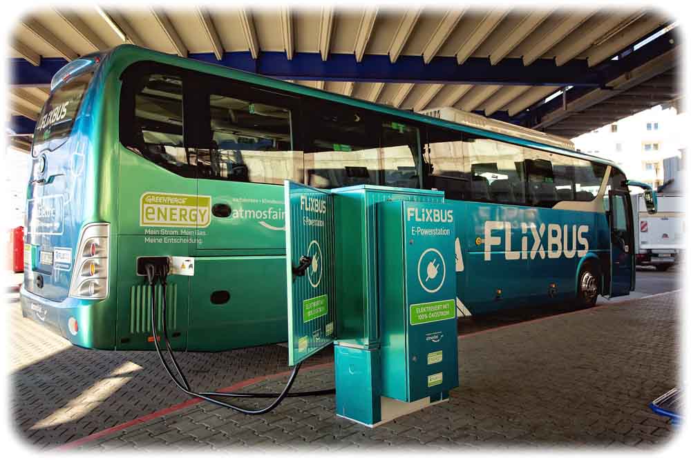 Der elektrische Fernbus tankt laut Flixbus-Angaben nur Ökostrom. Foto. Flixbus