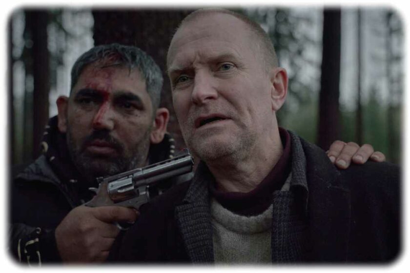 Bandenchef Zola (Zdenek Godla) nimmt Kommissar Carl Mørck (Ulrich Thomsen) als Geisel. Szenenfoto: Koch-Film