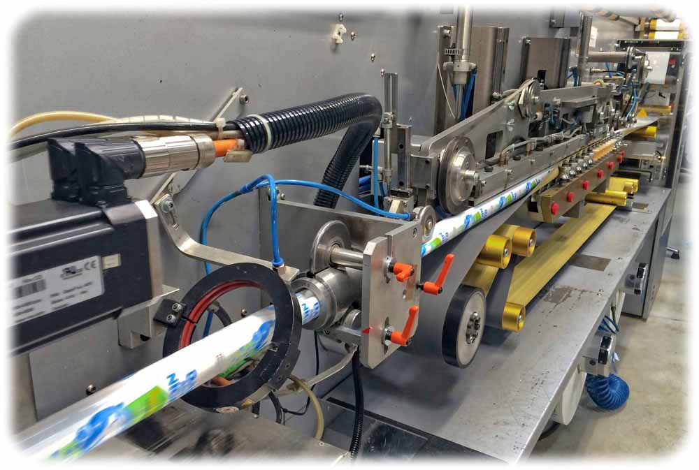 Tuben-Maschine in der Essel-Fabrik im Dresdner Technopark Nord. Foto: Heiko Weckbrodt