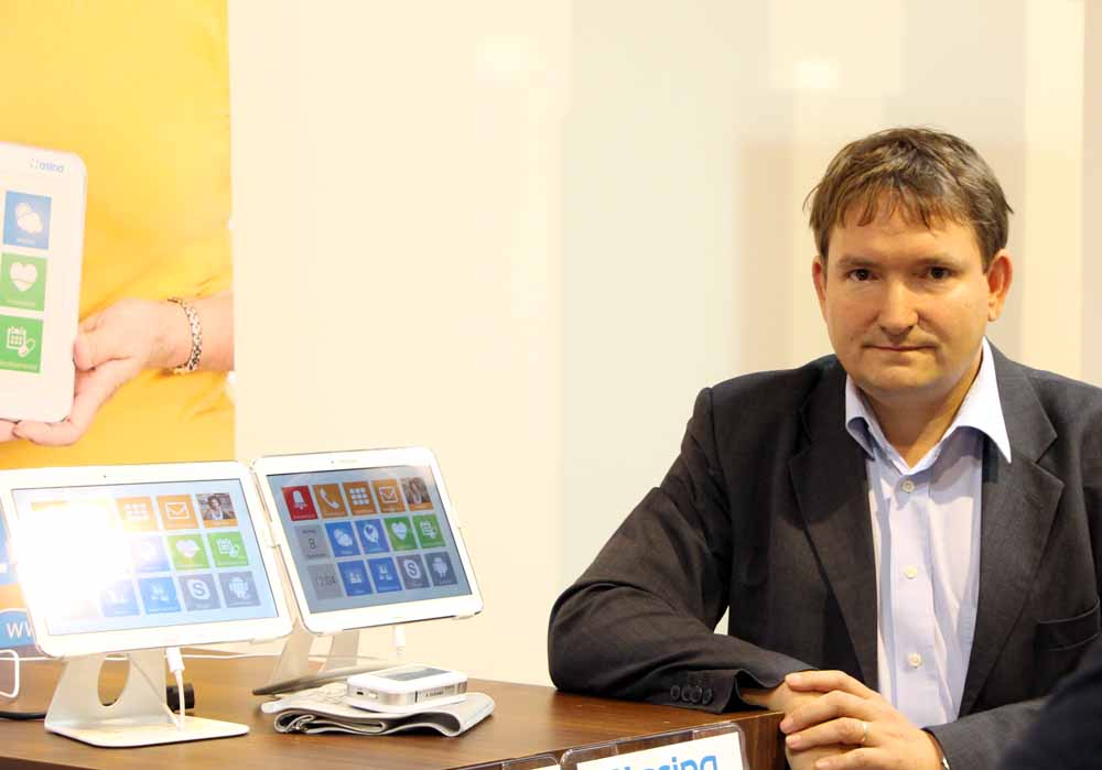 Exelonix-Mitgründer Matthias Stege umgeben von Asina-Tablets. Foto: Exelonix