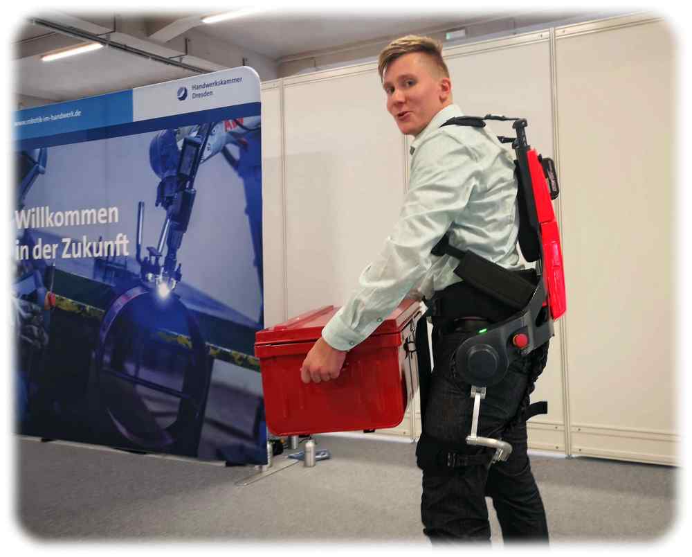 Felix Hillemeier vom "Kompetenzzentrum Robotik" der Handwerkskammer Dresden führt beim "Dresden Robotics Festival" ein aktives Exoskelett für Handwerker vor. Foto: Heiko Weckbrodt