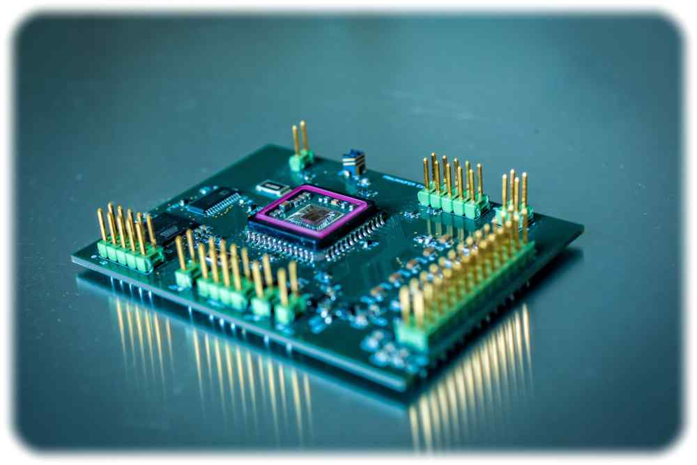 Eine universelle Sensorplattform mit Globalfoundries-Chips kann durch Sensoren, Funkchips und andere Technik zu einem komplexen elektronischen System erweitert werden. Foto: Fraunhofer-EAS