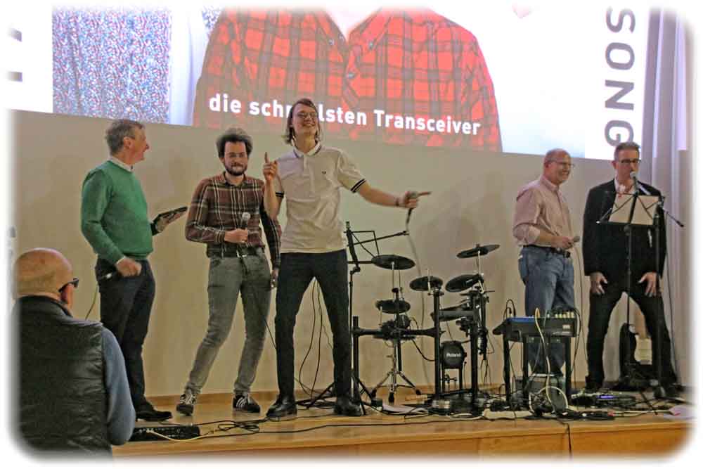 Die Party-Profs intonieren den 5G-Song. Foto: Heiko Weckbrodt