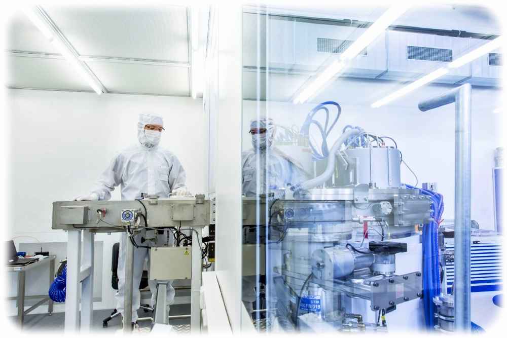 Ein Fraunhofer-Mitarbeiter kontrolliert einen Puls-Magnetron-Sputter im Fraunhofer-Institut für Elektronenstrahl- und Plasmatechnik (FEP) in Dresden. Mit solchen Anlagen lassen sich auch hauchdünne piezoelektrische Schichten für die Sensoren in Ultraschall-Mikroskopen für die Chipindustrie erzeugen. Foto: Anna Schroll für das Fraunhofer-FEP