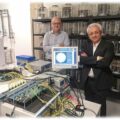 Prof. Thomas Mikolajick (links) und FMC-Chef Ali Pourkeramati im neuen Labor von „The Ferroelectric Memory Company“. Foto: Heiko Weckbrodt