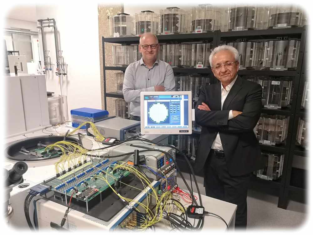 Prof. Thomas Mikolajick (links) und FMC-Chef Ali Pourkeramati im neuen Labor von „The Ferroelectric Memory Company“. Foto: Heiko Weckbrodt