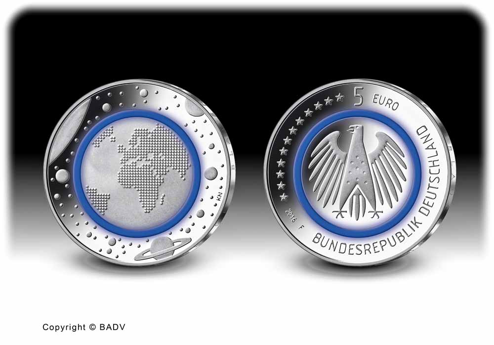 Die neue 5-Euro-Münze mit blauem Polymer-Ring. Sie zeigt auf der Vorderseite das Motiv "Blauer Planet" von Stefan Klein. Foto: Hans-Jürgen Fuchs, Stuttgart