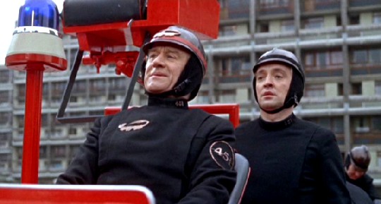 Ausschnitt aus Truffauts Verfilmung von "Fahrenheit 451" - in der Romanvorlage zeichnete Ray Bradbury die düstere Zukunft einer Welt, in der Feuerwehrmänner Bücher verbrennen. Wie der Dresdner Rettungszug zeigt, tritt genau nun das Gegenteil ein. Abb.: BSF/Universal