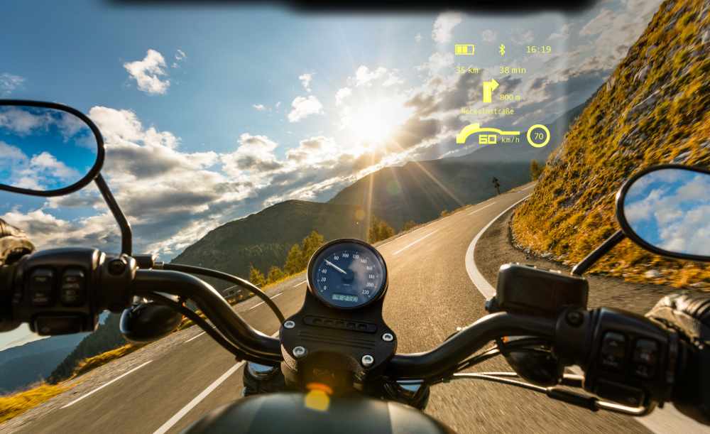Mit dem "Dvision"-Nachrüstpaket will Digades Motorradfahrern den "Augmented Reality"- Komfort von Kampfpiloten bescheren. Foto: Digades