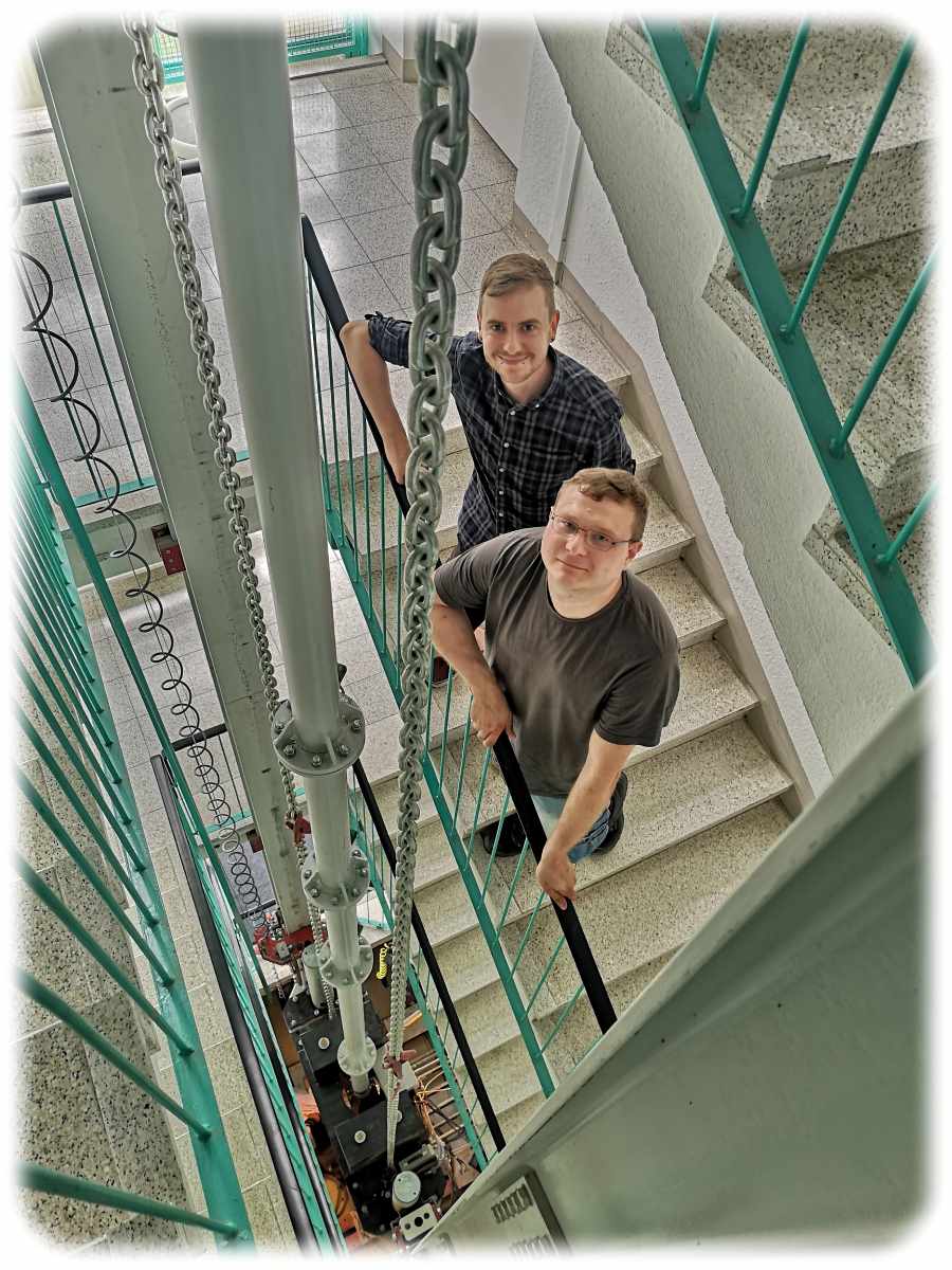 Dr. Oliver Mosig (links) und Dr. Marcus Hering und Dr. Oliver Mosig im Fallturm des Instituts für Massivbau. Foto: Heiko Weckbrodt