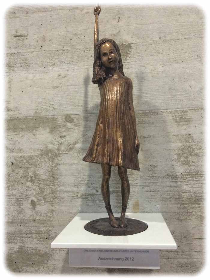 Verbunden mit der Ehrung als familienfreundlichstes Unternehmen in Dresden ist die Bronzeplastik „Ich weiß es“, die von der Künstlerin Magorzata Chodakowska geschaffen wurde. Archivfoto: hw