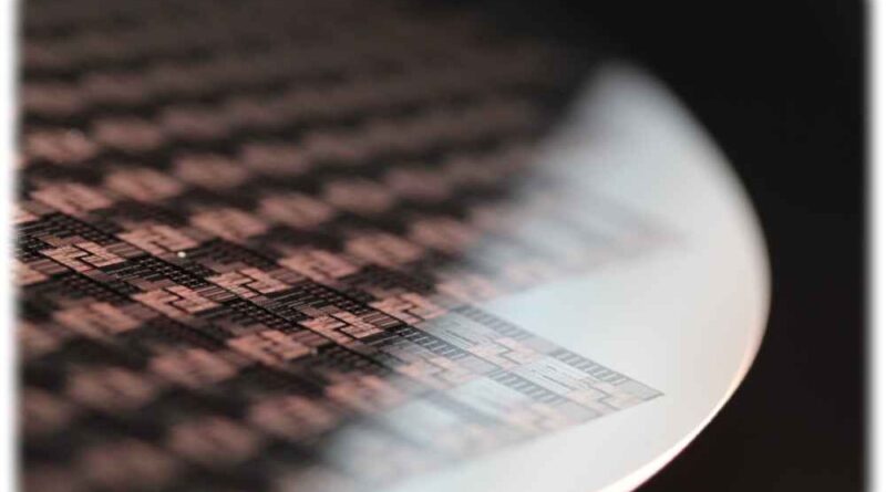 Wafer mit ferroelektrischen Speicherelementen von Fraunhofer Dresden. Foto: Fraunhofer-IPMS