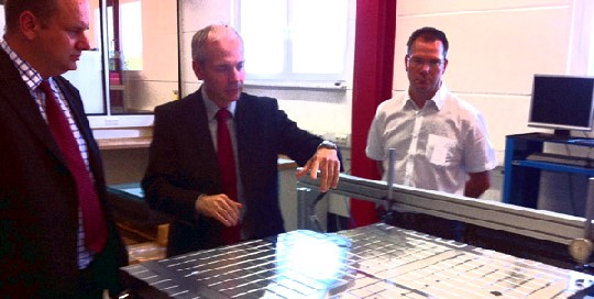 Feinmess-Chef Alexander Bromme (Mitte) erläutert Dresdens Wirtschaftsbürgermeister Dirk Hilbert (l.) den Aufbau eines Präzisions-Positioniertischs. Foto: hw