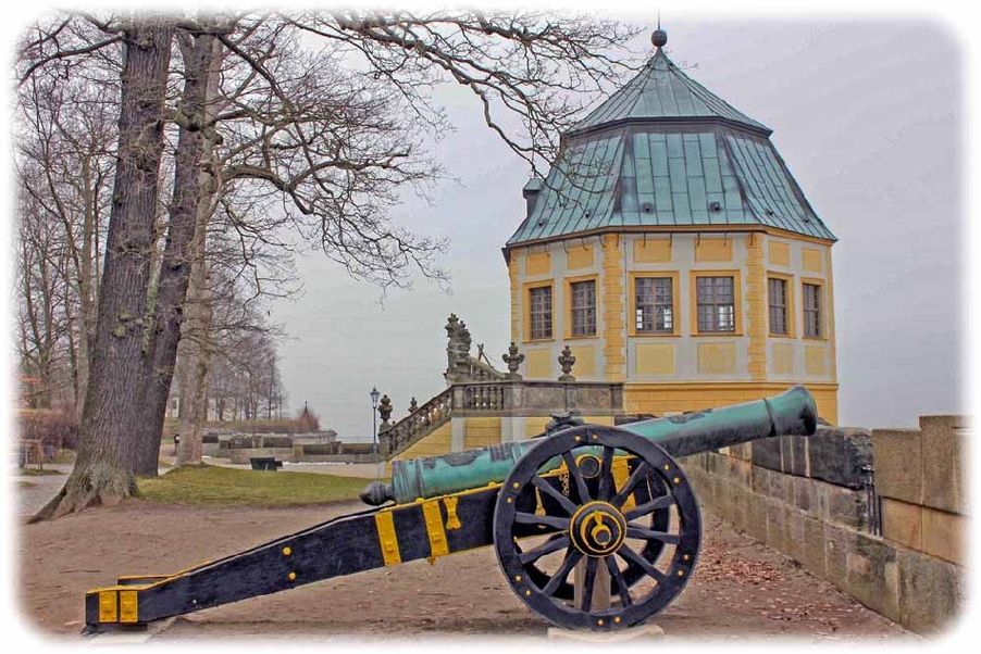24-pfündige Kanone an der Mauerbrüstung der Festung Königstein. Im Hintergrund die barocke Friedrichsburg. Foto: Peter Weckbrodt