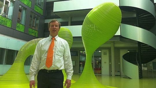 Prof. Gerhard Fettweis tüftelt in der Informatik-Fakultät der TU Dresden an der Nanoelektronik von übermorgen - nachdem er sich zuvor als LTE-Koryphäe ausgetobt hatte. Abb.: hw