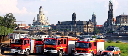 Auch für Kulturgut-Rettung zuständig: Dresdner Feuerwehr vor der Altstadt-Silhouette. Foto: LHD