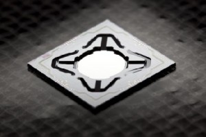 Die Spiegel-Mikrosysteme des IPMS bestehen aus Dutzenden, oft sogar Hunderten Mini-Reflektoren, die einzeln ausgerichtet werden können. So könnten beispielsweise die Belichtungsstrahlen in der Chipproduktion oder die Datensignale in Glasfasernetzen gelenkt werden. Abb.: IPMS