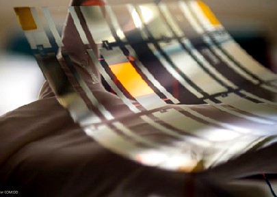 Die flexiblen Glasbahnen werden wie in einer Rollendruckmaschine mit OLEDs beschichtet. Foto: Fraunhofer-Comedd