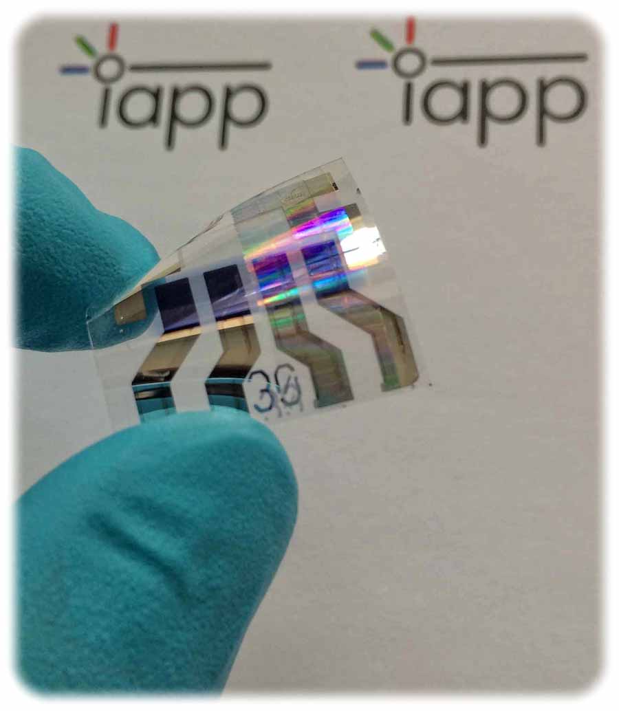 Echte Molekularelektronik ermöglicht auch biegsame und hauchdünne Solarzellen. Foto: IAPP TUD