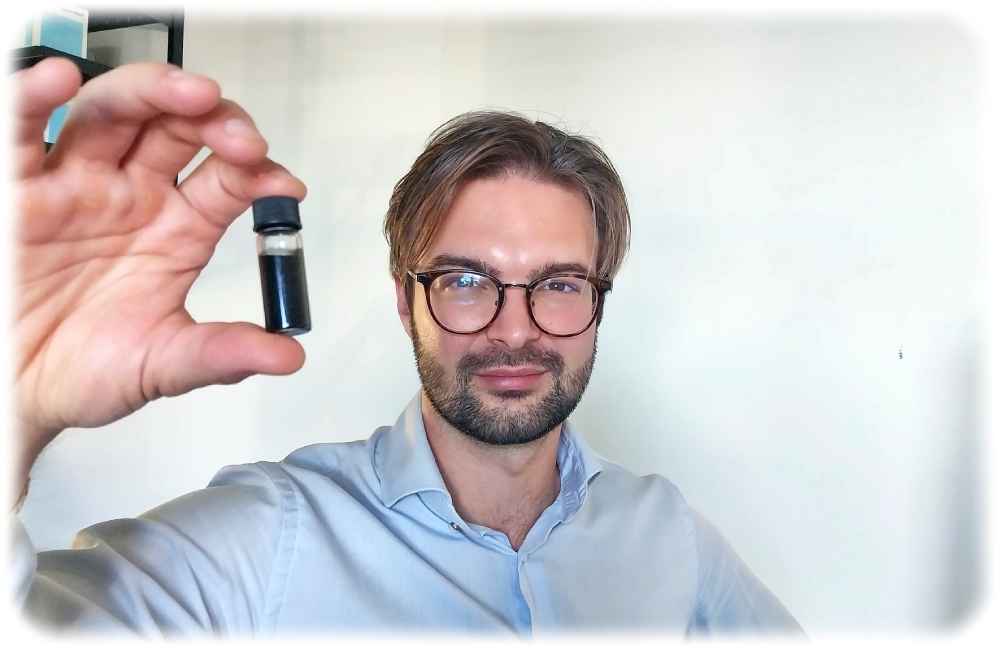 Flexora-Finanzchef Clemens Haist zeigt eine Probe der organischen Halbleitertinte, mit der Flexora seine Sensoren druckt. Foto: Heiko Weckbrodt