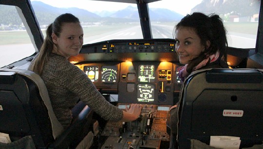 Frauen ans Steuer: Verkehrsingenieur-Studentin Juliane Blank (links) bereitet im Airbus-Simulator den Start vom Flughafen Innsbruck vor. Foto: Heiko Weckbrodt