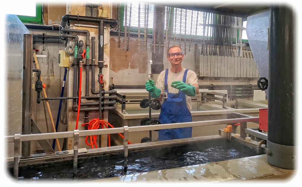 Galvaniseur René Grüttner reinigt ein Los mit Bauteilen in der Flugzeuggalvanik-Fabrik. Foto: Heiko Weckbrodt