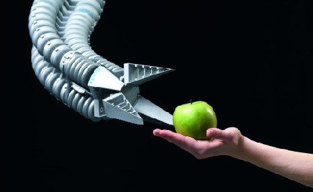 Neueste Fluid-Technik: Der bionische Arm ist einem Elefantenrüssel nachempfunden. Abb.: Festo