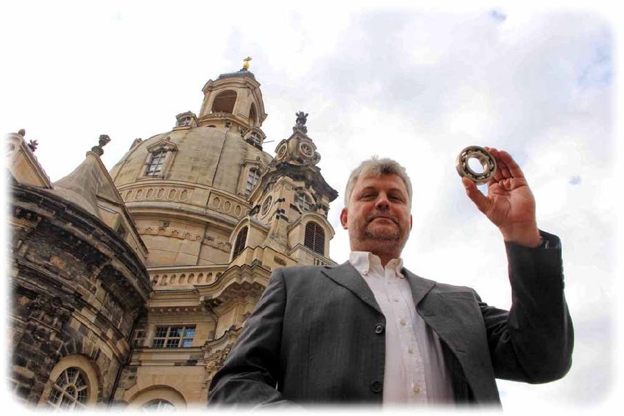 WLT-Chef Michael Schwarz zeigt vor der Frauenkirche Dresden eines der Wälzlager zum 25. Firmenjubiläum. Foto: Heiko Weckbrodt