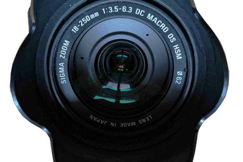 Blick auf das Objektiv einer Spiegelreflexkamera. Foto (bearbeitet, freigestellt): Heiko Weckbrodt