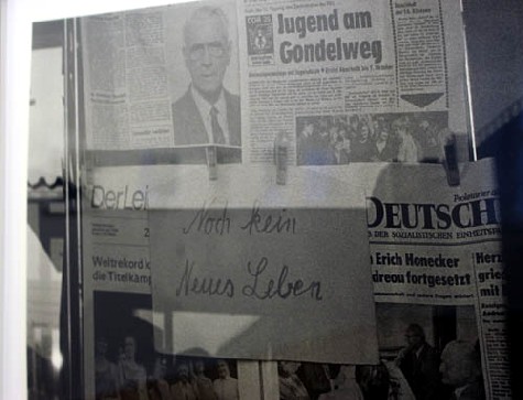 Doppeldeutiger Hinweis in einem Dresdner Presseladen zu DDR-Zeiten. Repro: hw