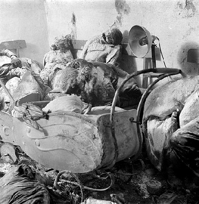 Aufnahme aus einem Luftschutzkeller nach dem Bombardement Dresdens: Eine tote Mutter über dem Kinderwagen ihrer Zwillinge. Foto: Richard Peter, Dt. Fotothek, Wikipedia, CC3-Lizenz