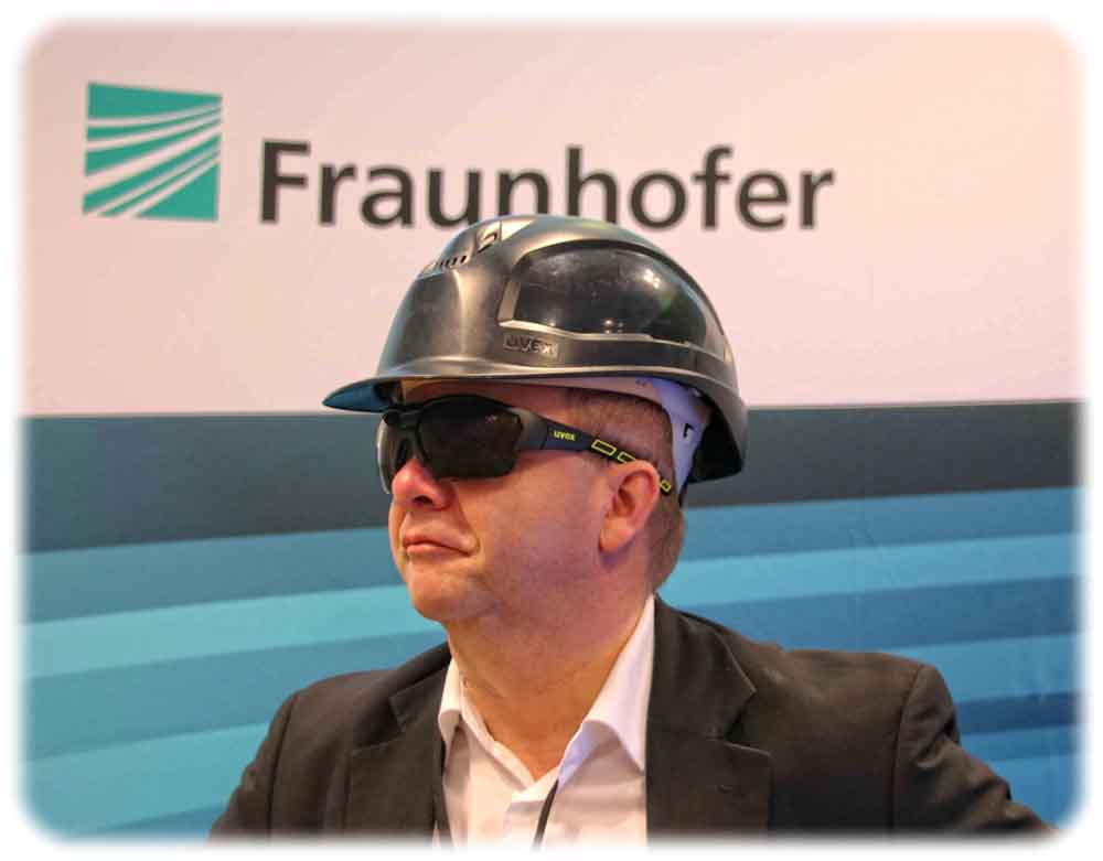 Dr. Uwe Vogel vom Fraunhofer-Institut FEP Dresden zeigt, wie er sich den Einsatz seiner OLED-Datenbrille im Industrieeinsatz vorstellt. Foto: Heiko Weckbrodt