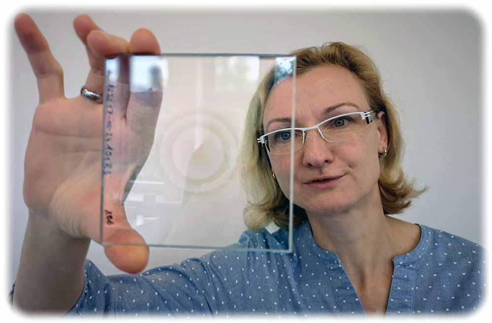 Kerstin Täschner vom „Fraunhofer-Institut für organische Elektronik, Elektronenstrahl- und Plasmatechnik“ (FEP) zeigt ein Radarglas-Muster. Foto: Heiko Weckbrodt