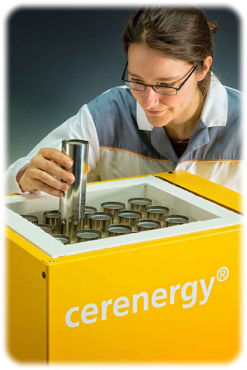 Eine Fraunhofer-Mitarbeiterin sortiert die Zellen in eine keramische Natrium-Batterie ein. Foto: Fraunhofer IKTS Dresden