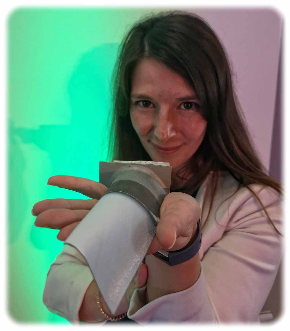 Dr. Maria Manuel Barbosa zeigt eine mit dem Fraunhofer-Keramikschild beschichtete Modell einer Turbinenschaufel Im Fraunhofer-Institutszentrum an der Winterbergstraße in Dresden. Foto: Heiko Weckbrodt