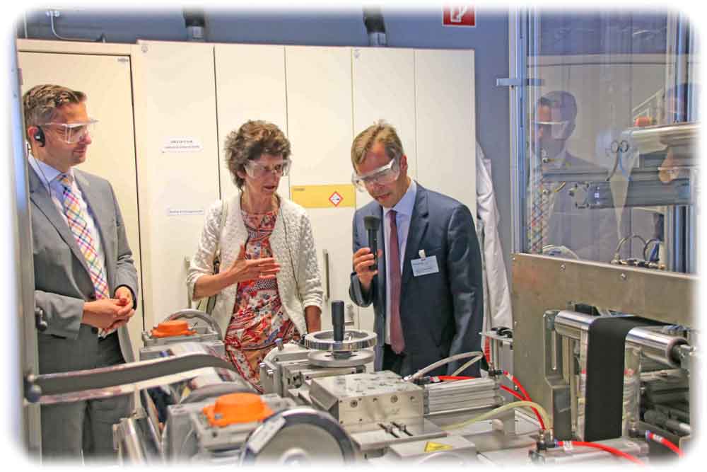 Prof. Stefan Kaskel (r.) erklärt Eva-Maria Stange und Martin Dulig die Batterie-Entwicklung im Fraunhofer-Laserinstitut IWS in Dresden. Foto: Heiko Weckbrodt