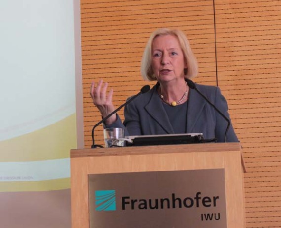 Im Fraunhofer-Institut IWU in Dresden warnte Bundesforschungsministerin Johanna Wanka den Mittelstand, den "Industrie 4.0"-Trend bloß nicht als Luftblase abzutun. Foto: Heiko Weckbrodt