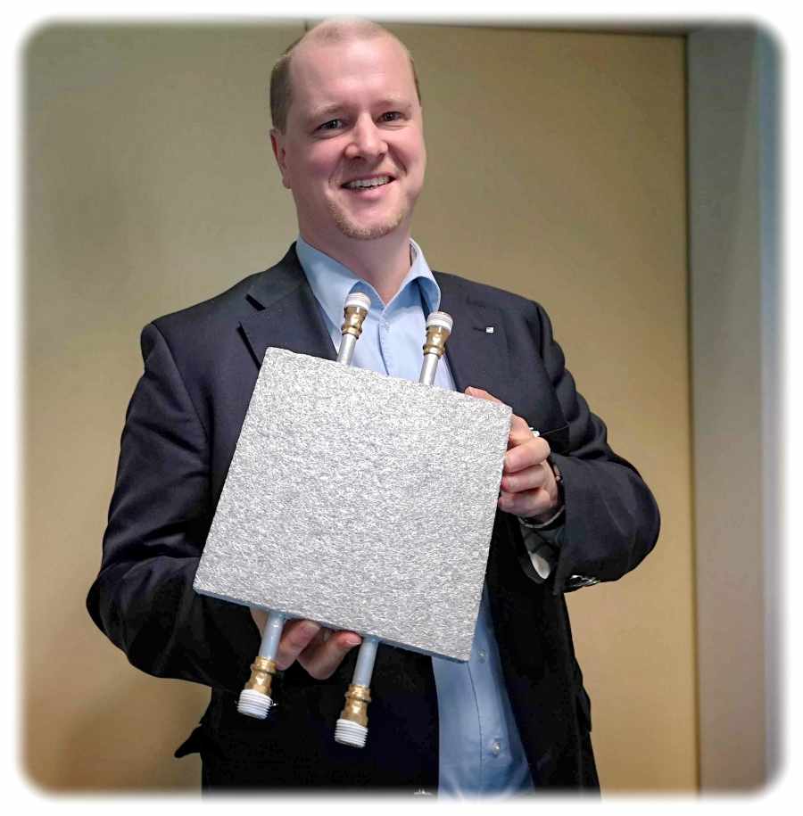 Ifam-Projektleiter Dr. André Schlott mit einer Metallfaserplatte für den Wärmetransport. Foto: Heiko Weckbrodt